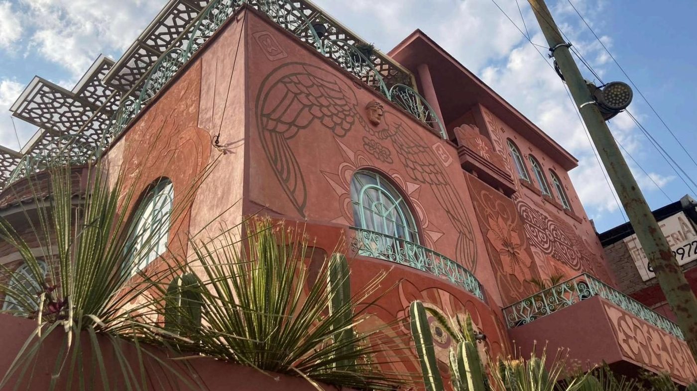 Fachada con esgrafiado en relieve