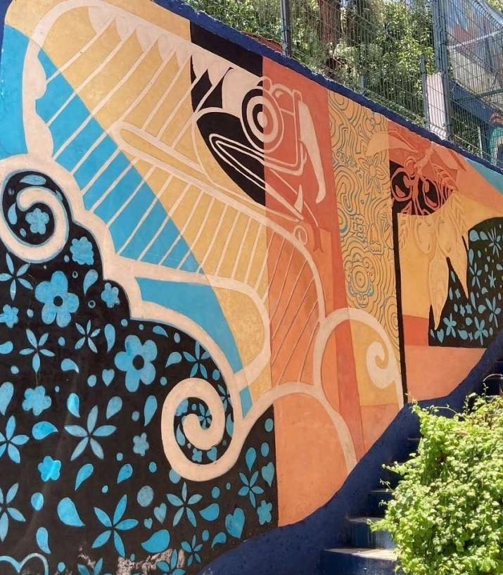 Murales de colores sobre una escalera