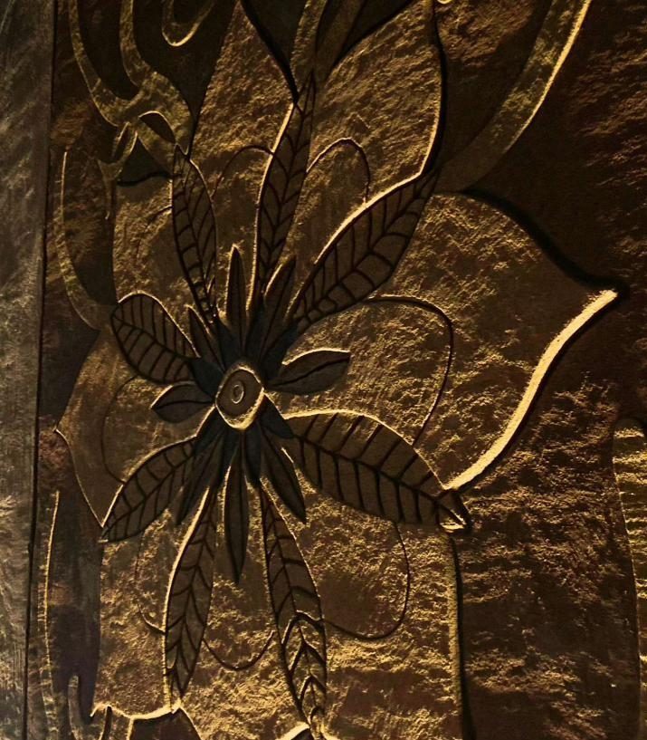 Relieve de flor esgrafiada con luz cálida